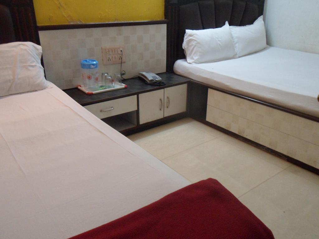 Hotel Happyland Mumbai Room photo