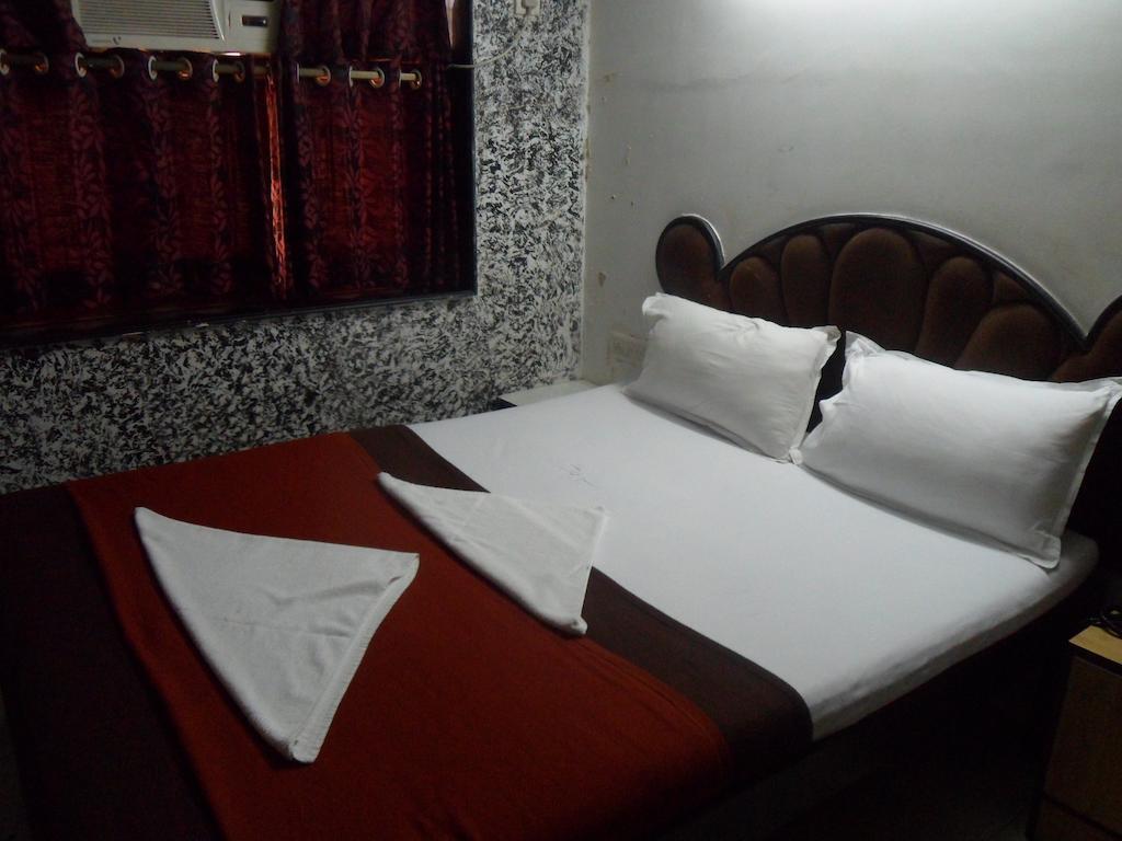 Hotel Happyland Mumbai Room photo