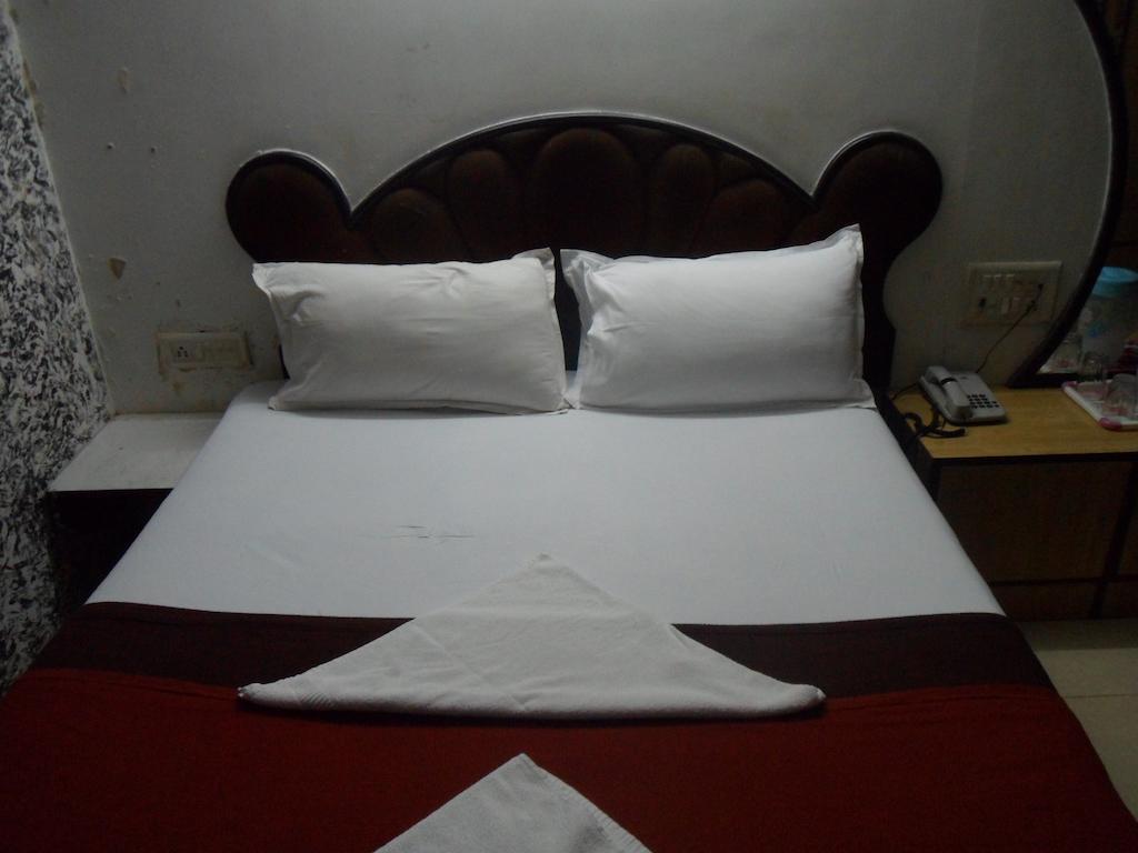 Hotel Happyland Mumbai Room photo