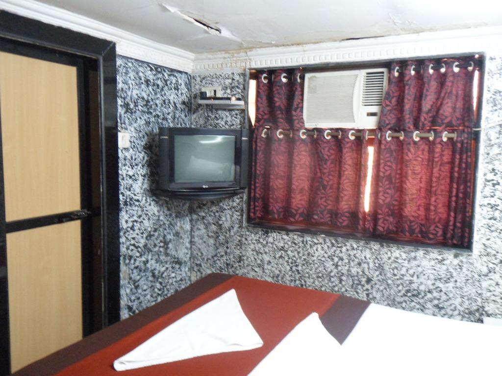 Hotel Happyland Mumbai Exterior photo