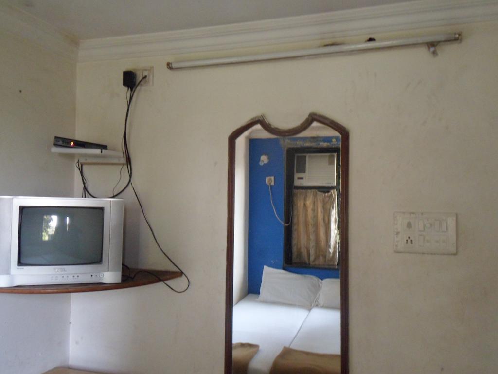 Hotel Happyland Mumbai Exterior photo